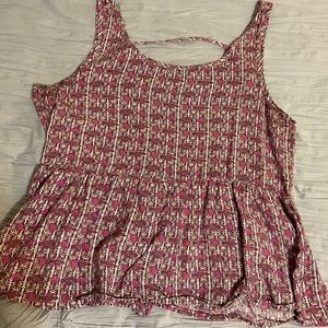 Cute floral top, cut out back